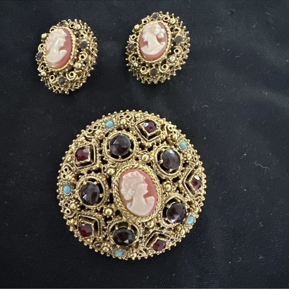 Vintage Florenza cameo and rhinestone doomed gold tone Brooche and earrings set
